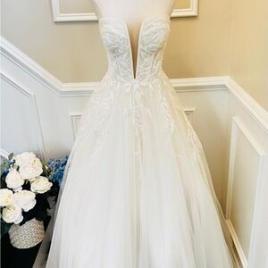 Strapless White A-Line Wedding Dress with Plunging Sweetheart Bodice STUNNING